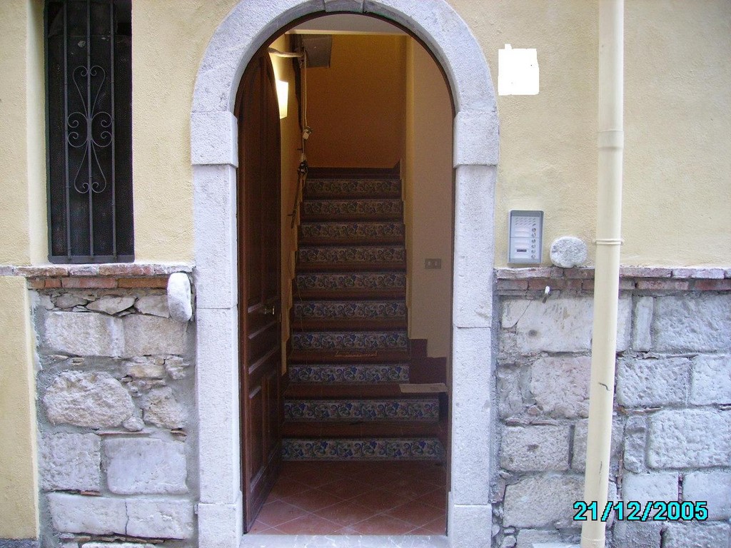 Vendesi :Bivani centrale a Taormina zona Porta Messina