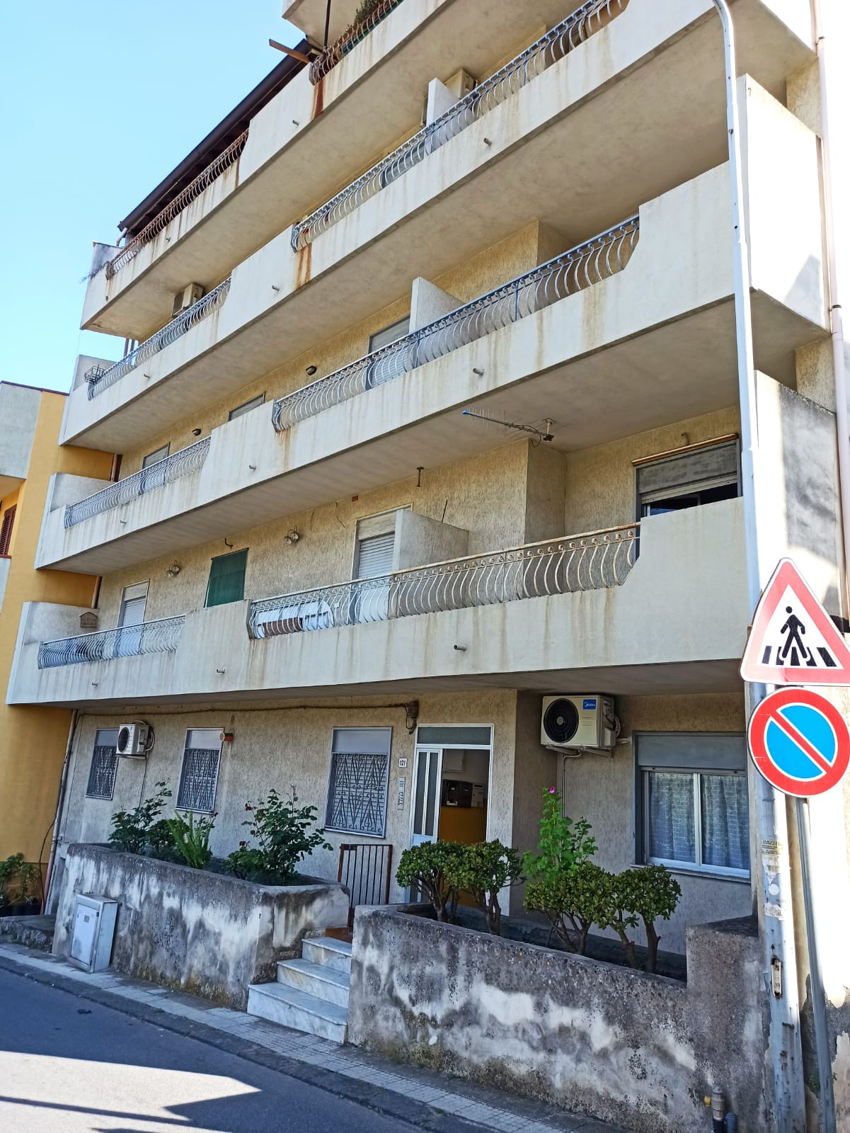 Vendesi appartamento in condominio in S. Teresa di Riva (ME)